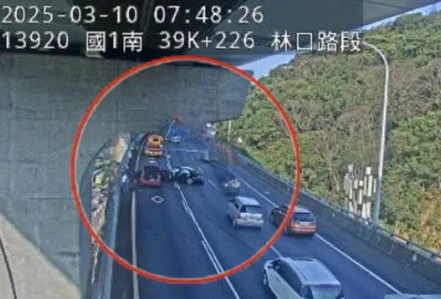 國1嚴重車禍！五楊高架南向「4大小車追撞」　傷亡不明