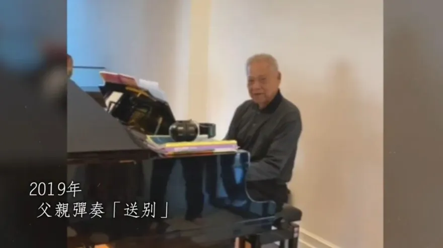 柯爸告別式　7分半生平回顧影片最後凝望