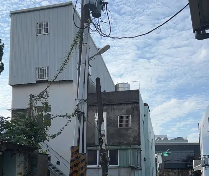平鎮電信桿歪斜了16年！　中華電信終於承諾3/14扶正