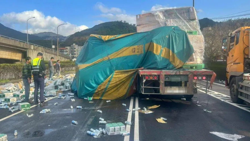 1周兩起！瑞芳台2線曳引車沒綁好　台啤散落一地、酒香四溢
