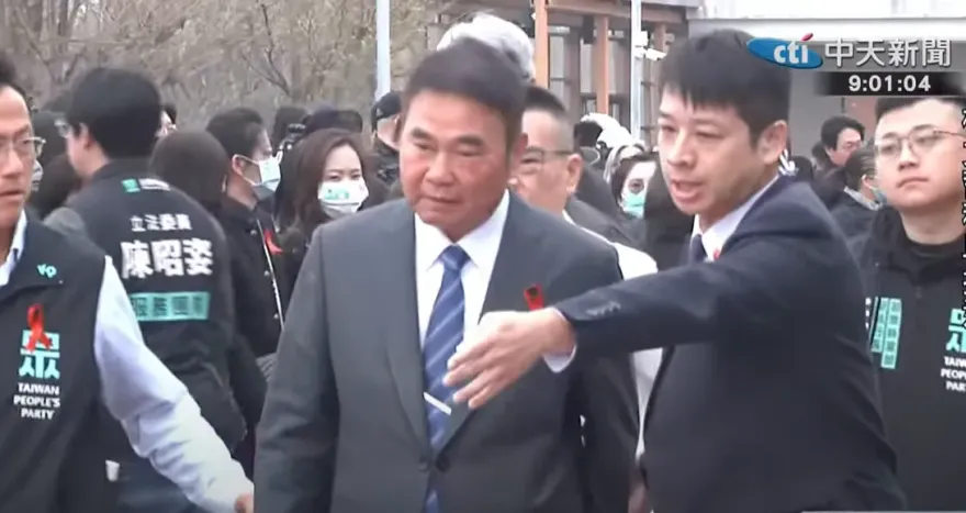 鍾東錦長文悼念柯爸…見「柯文哲憔悴身影」悲喊：對我有恩的人永不忘