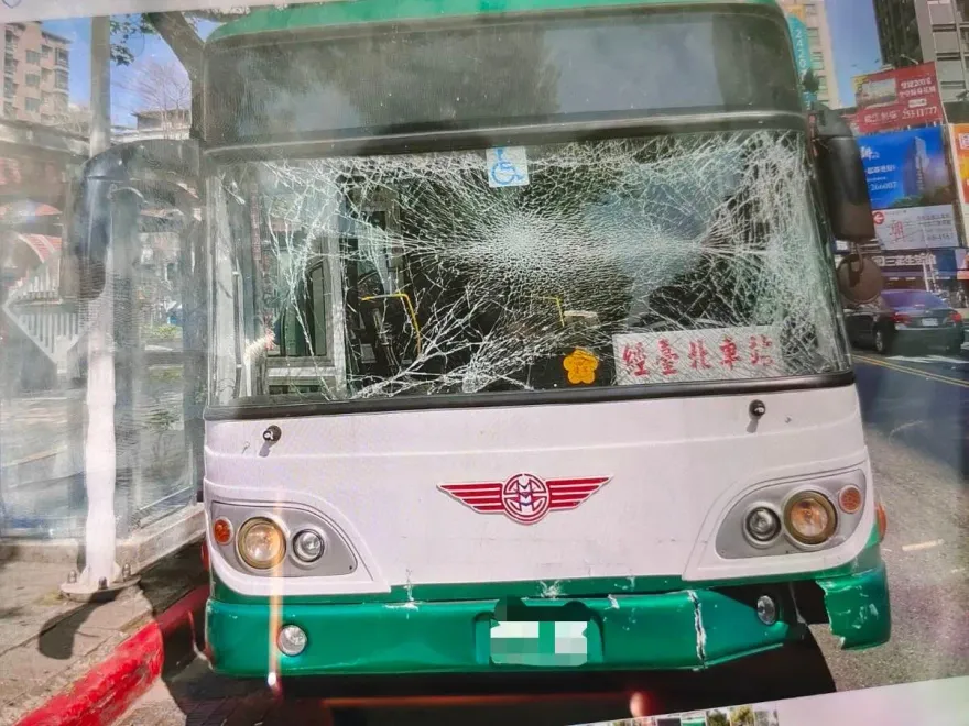 直擊驚悚瞬間！北市鬧區爆3車連環撞　2自家公車互撞超慘