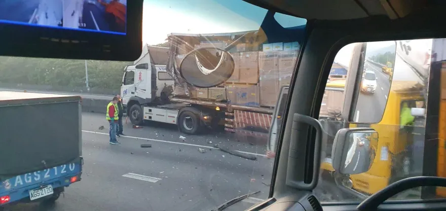 上班快改道！國1桃園段重大車禍　4車躺路邊現場塞爆