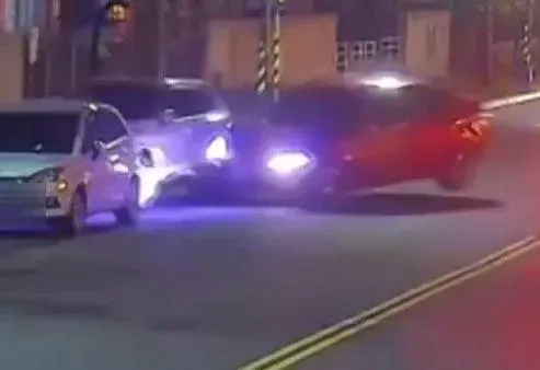 影/高雄3車撞一團！「沒煞車衝過去」肇事駕駛擦傷送醫