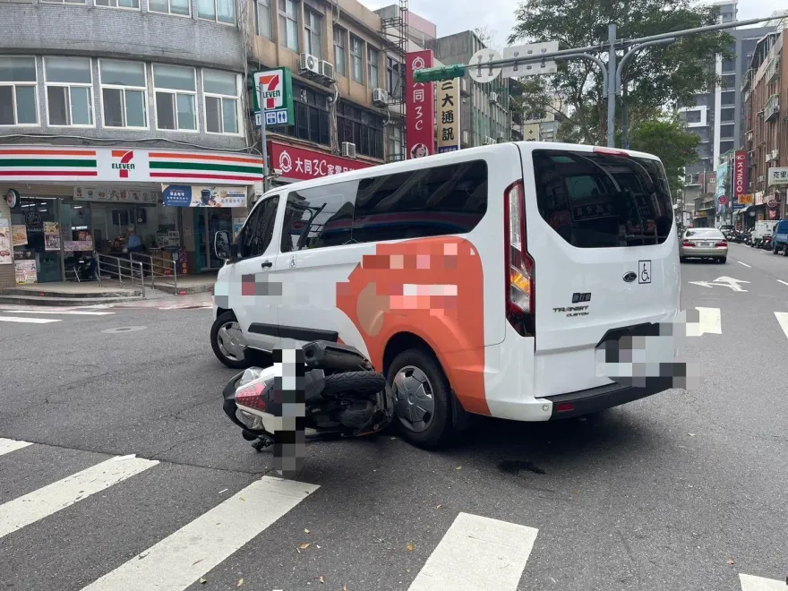 影/直擊！士林長照車迴轉猛撞騎士噴飛　釀手腳擦傷