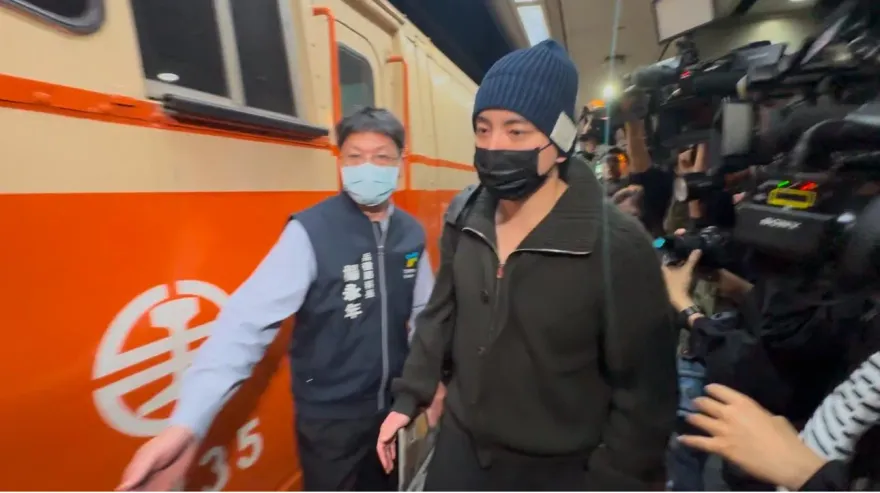 影/眼神死！王大陸09:51搭上役男專車   直奔新烏日站