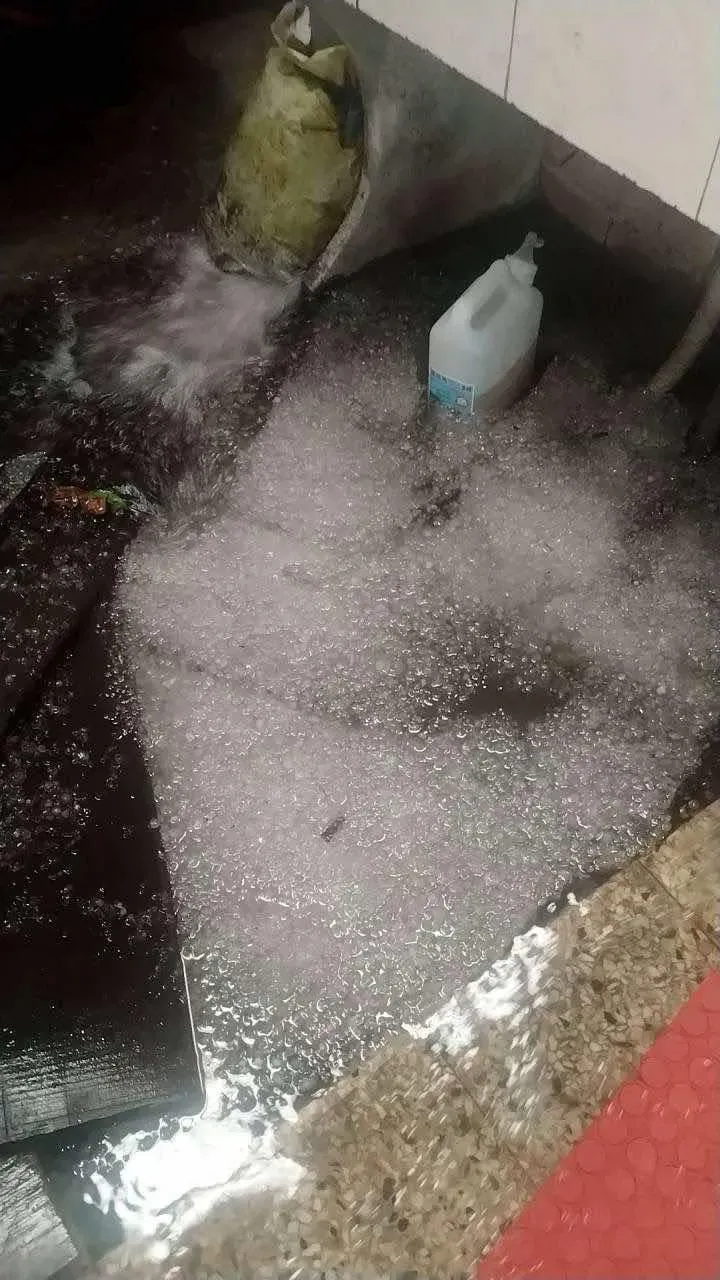 影/南投傍晚大雷雨狂轟　天降冰雹如碎石塊