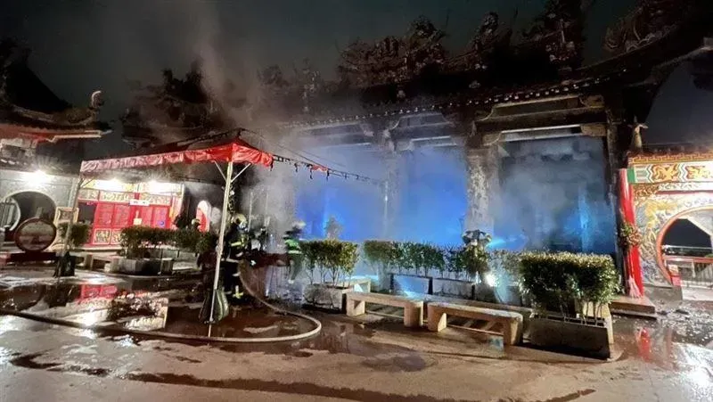 疑天公爐突起火！碧山巖百年廟柱遭祝融　幸神尊未受波及