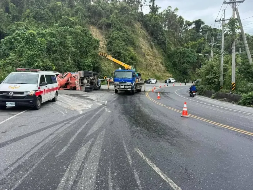 舞鶴山谷爆翻車！水泥預拌車橫躺半山腰　地面大片油漬