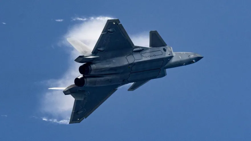 影/輾壓美國戰機！殲-20隱身不掉漆　「3000年絲綢技術」立大功