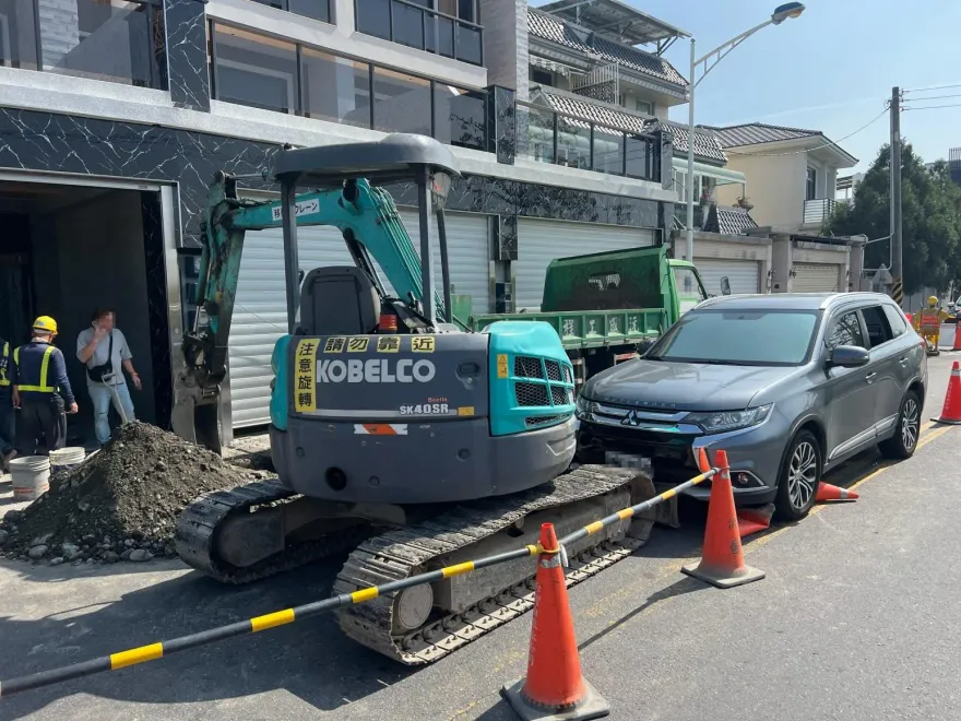 影/彰化女子駕車自撞路旁挖土機昏迷　警消急撬車門送醫