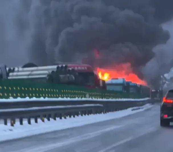 影/呂梁高速公路爆死亡車禍！多車連環撞「火光衝天」