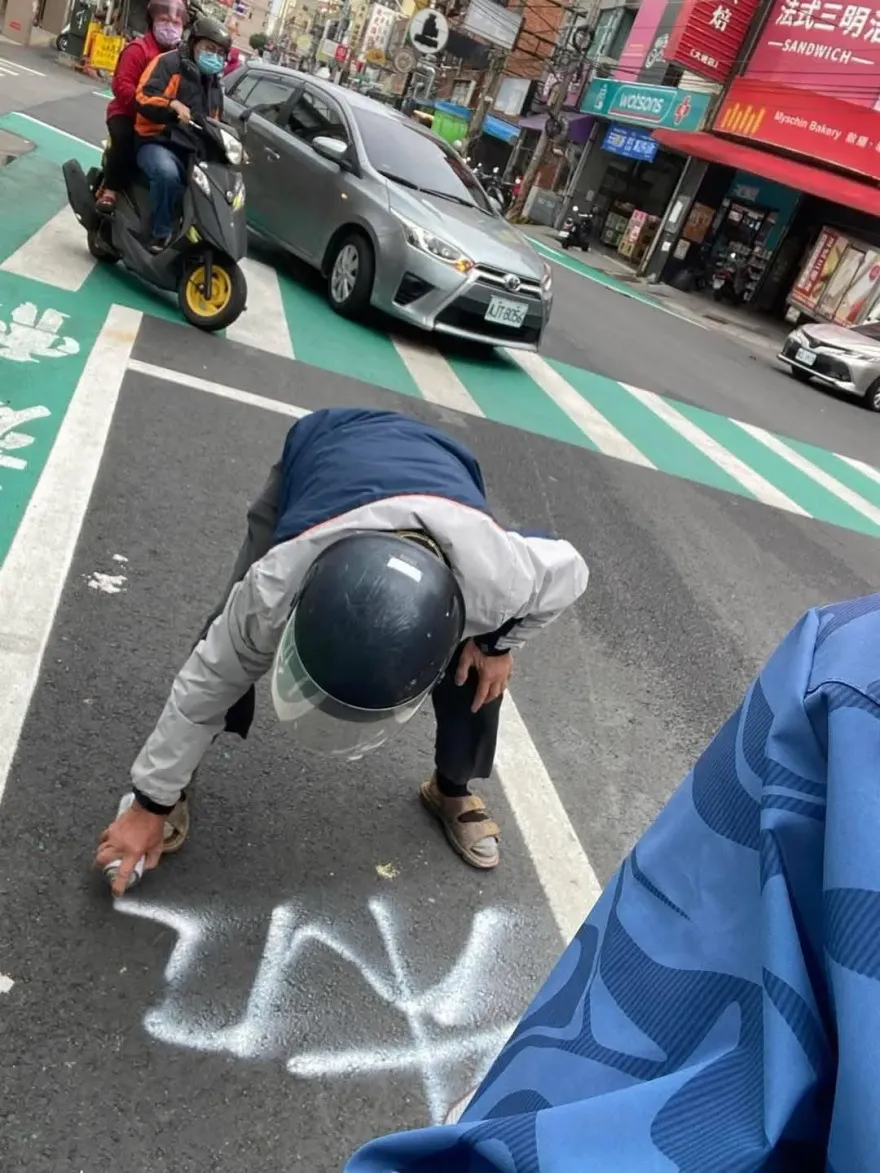 不爽增設人行道！彰化伯噴漆自開「機車道」　警開罰
