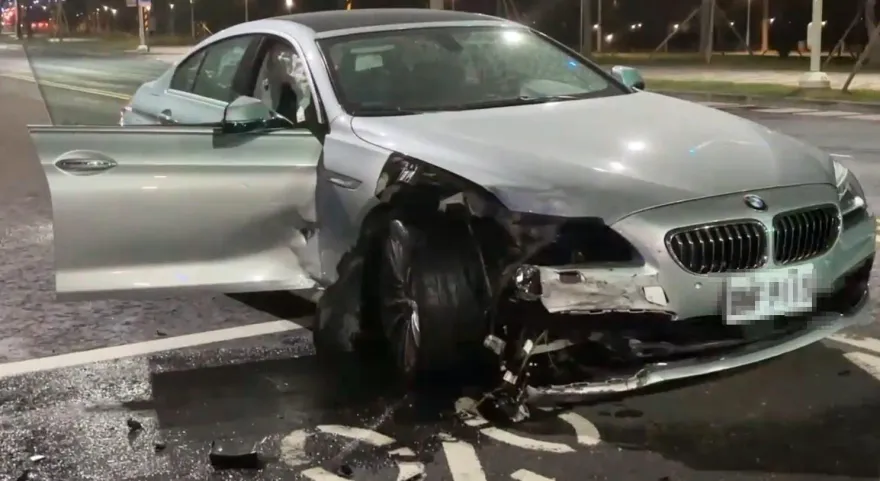 疑夜間視線不良！高雄男連撞路旁8機車　零件散落一地