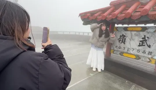 影/合歡山07:45下起冰霰　一顆顆小冰塊降下遊客好嗨