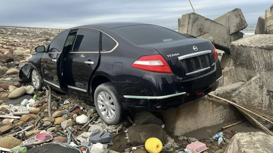 苗栗「神秘黑車」擱淺海灘！無車牌玻璃碎裂　車主拒認領