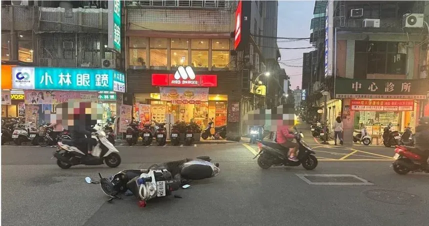影/新北警追通緝犯途中出事！慘遭違規女騎士擊落