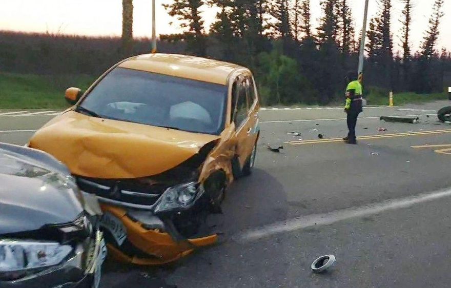 影/中華電信工務車澎湖出事！與2車相撞釀4人傷