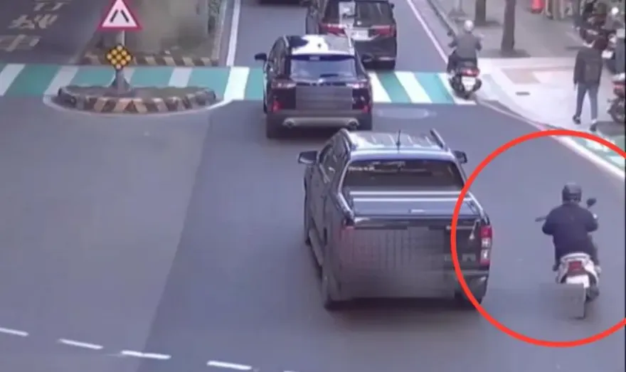 影/新北男騎車搖晃遭警攔　酒駕還被查出通緝