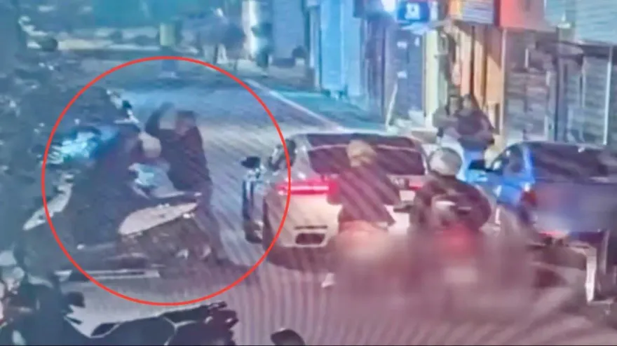 影/北市Ubike擦撞保時捷　2男互毆1人竟脫衣抄傢伙