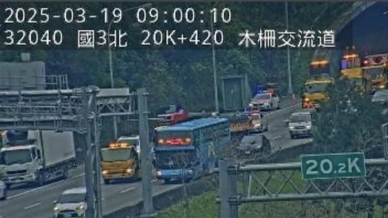 國1爆3車追撞！南向木柵段「2大貨車卡死」　回堵5公里