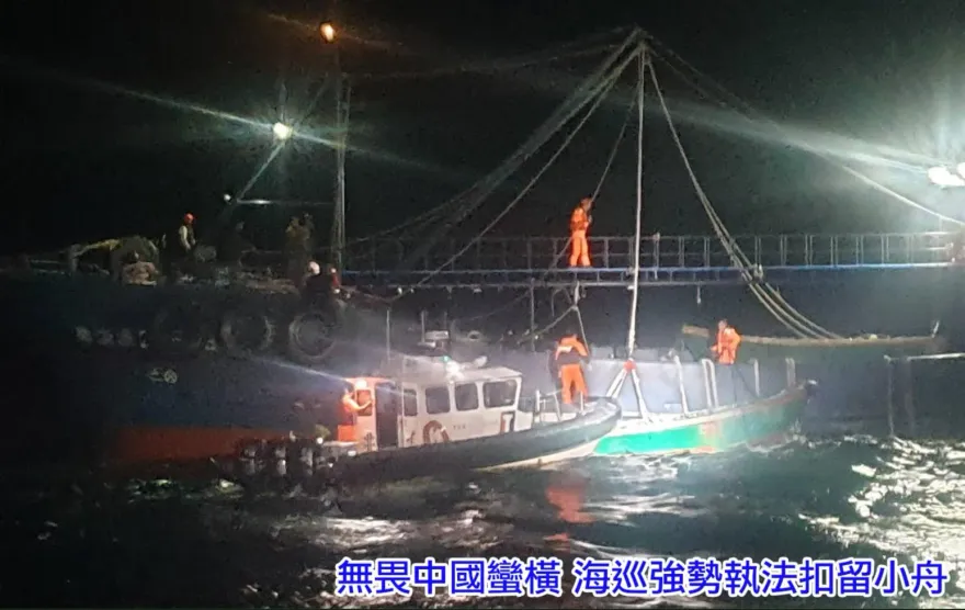 影/大陸海警船、漁船蠻橫襲擾東沙海域　海巡署驅離並譴責