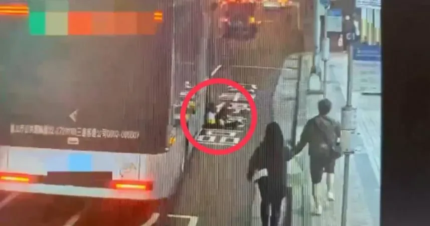 影/北市女子手遭公車門夾住！她被猛拖50米　民眾攔車畫面曝