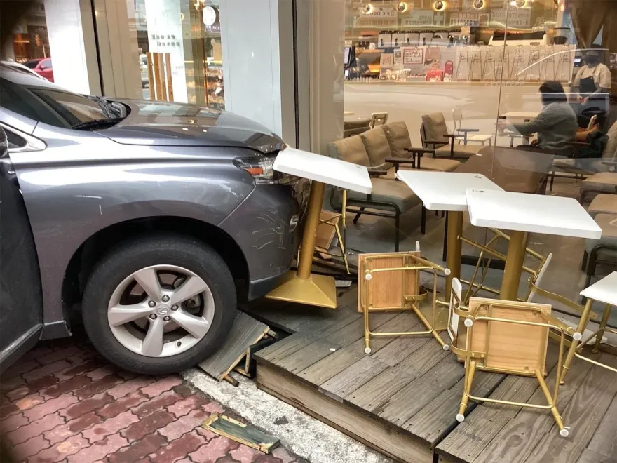 這裡沒有得來速！嘉義休旅車失控爆衝　咖啡店桌椅遭撞爛
