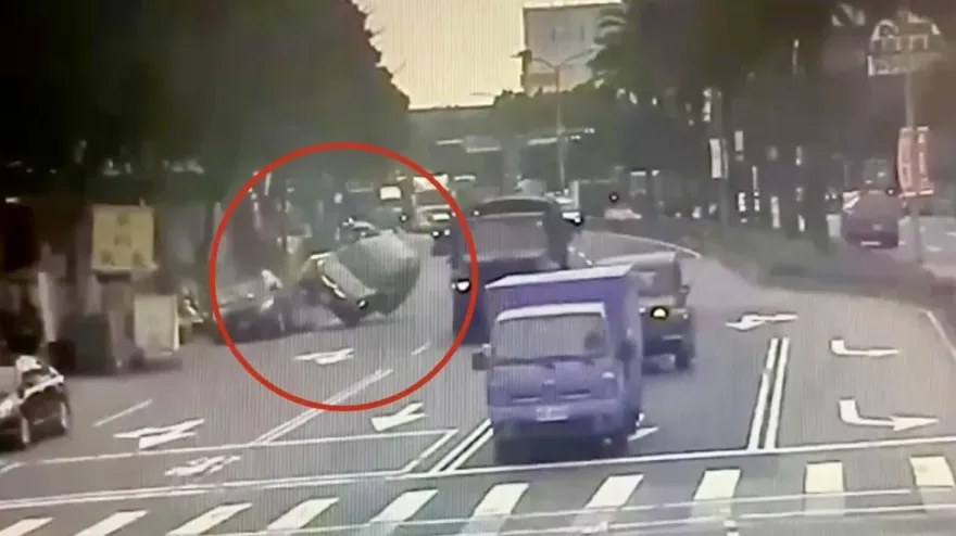 影/恍神釀禍！新北休旅車「偏移」撞路邊車　「翻肚」下巴掉
