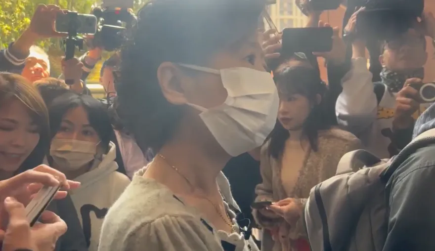 影/陳佩琪到法院！含淚排隊領旁聽證　親陪柯文哲首次京華城案開庭