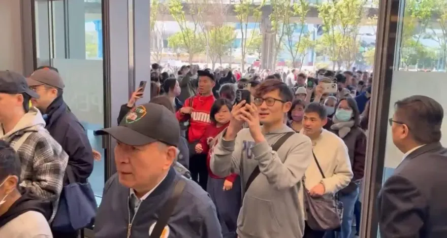 影/擠爆人潮！南港LaLaport正式開幕　業者估3萬人搶逛