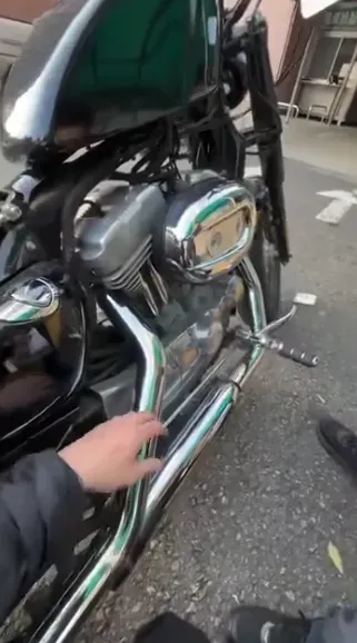 哈雷車主驗車遇奇葩要求！手摸排氣管測溫20秒就過　車主傻眼