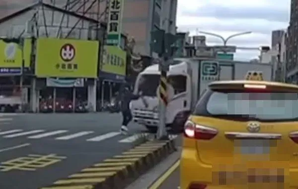 影/台南2年前女童才奪命！　同路段行人遭貨車撞飛腦著地
