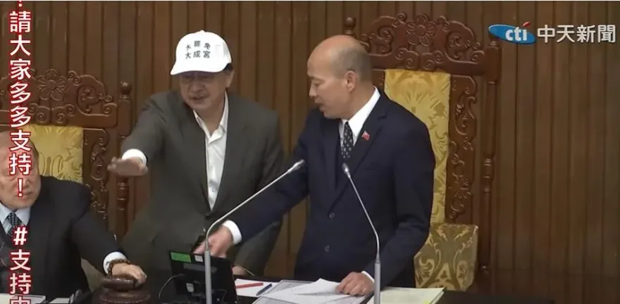 直擊/韓國瑜議事槌遭搶　藍委怒嗆「柯建銘想篡位」