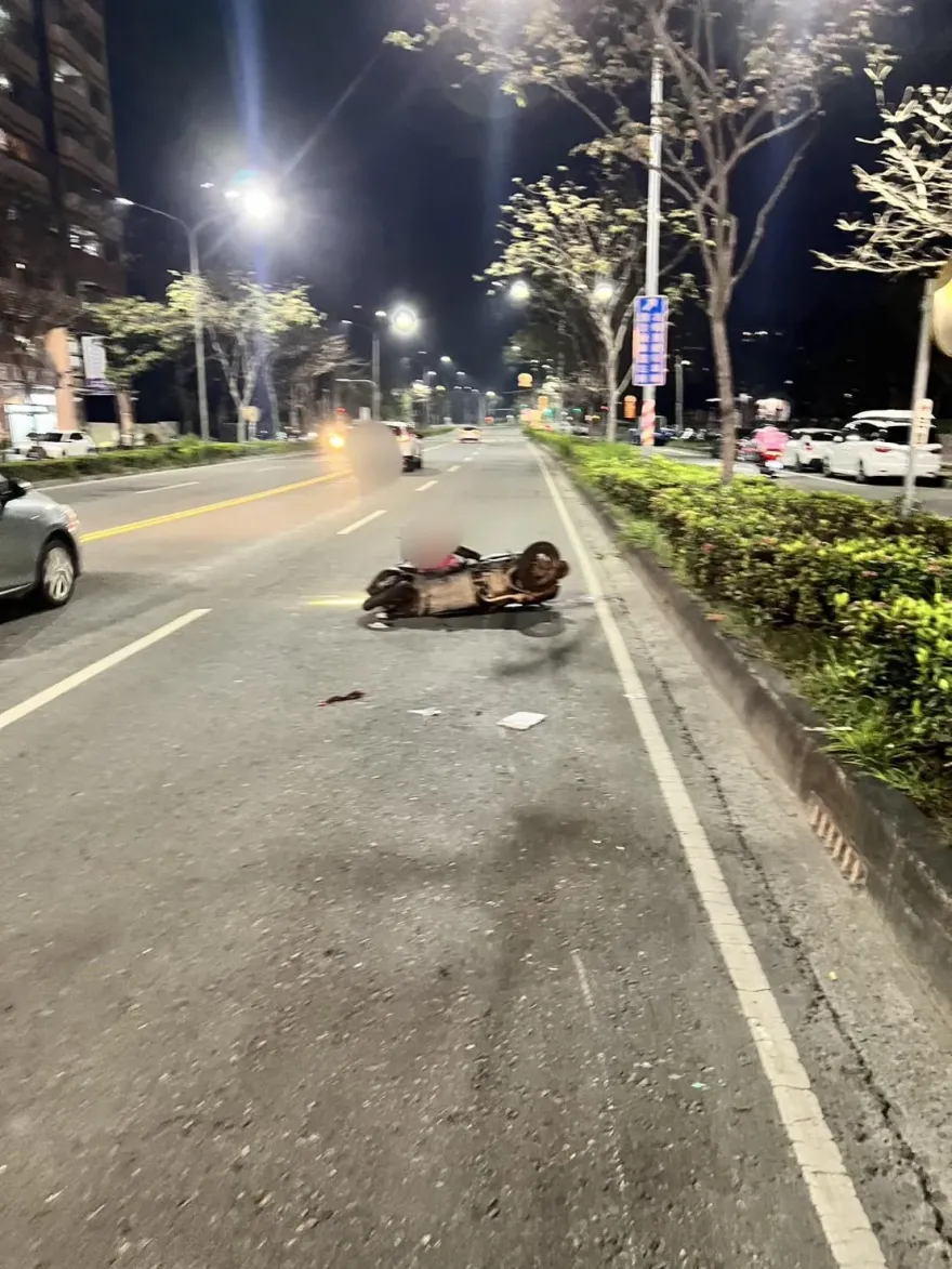 週五夜裡爆憾事！高雄街頭死亡車禍　37歲騎士喪命