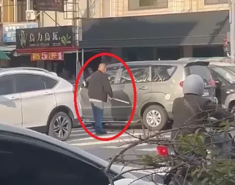 影/台南荒唐父「借兒名義貸款」遭拒怒砸車　兒也開車反制