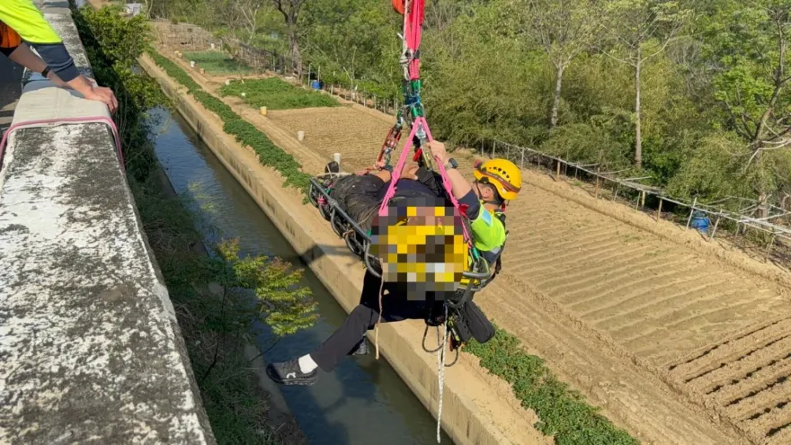 命懸一線！竹北男騎車墜3層樓高橋　吊掛畫面曝