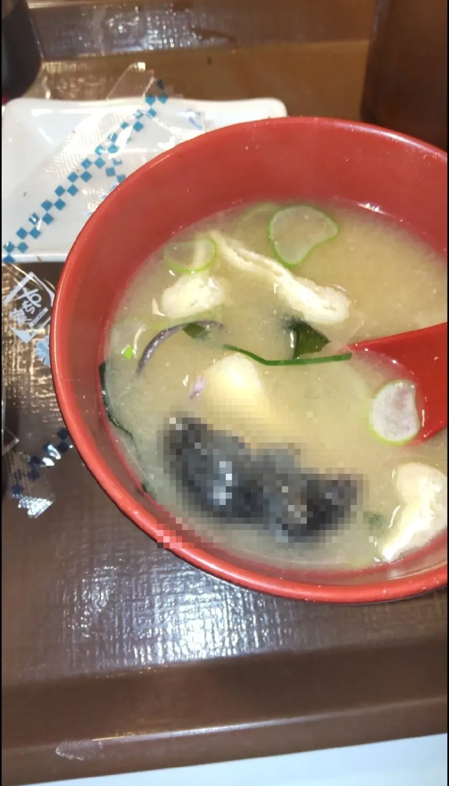 超噁照片曝！味噌湯漂「整隻老鼠」　日本SUKIYA發聲明道歉