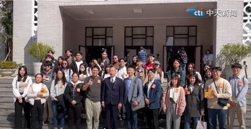 影/大學生訪立院！韓國瑜聽校名嗨喊「我學弟學妹啊」全場笑噴