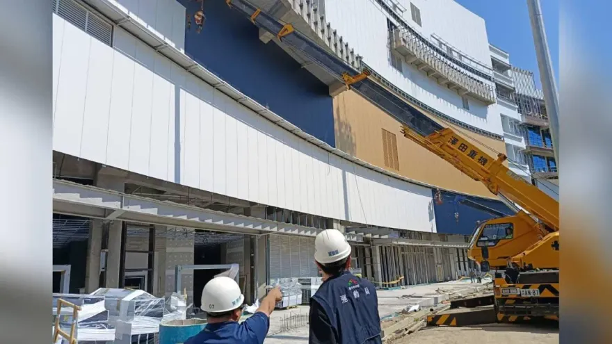 洲際球場「外野白牆吃球」！ 市府協調「深藍貼膜」趕工變色
