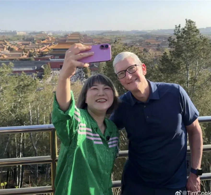庫克現身北京！與吳慷仁老闆爬景山　出席中國發展高層論壇