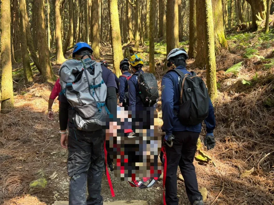 影/「特富野古道」女山友趴地亡　「大體搬下山」畫面曝