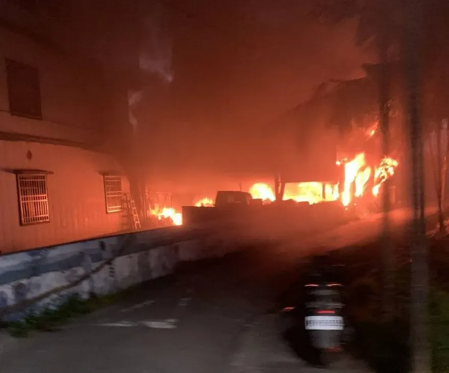 影/屏東民宅大火！整棟黑煙狂竄陷火海　1家4口燒燙傷險變焦屍