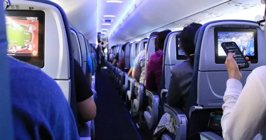 便祕有錯？機上蹲廁所30mins「惹機長抓狂」　他遭拽出被迫露鳥