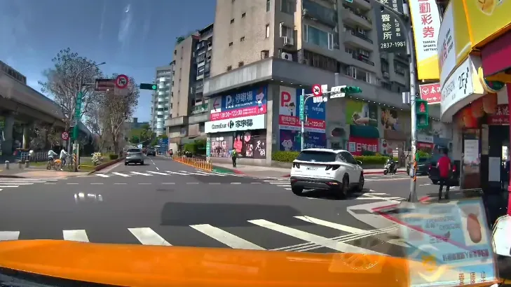 警衝路中央攔車！他未讓行人被開單　網看很久：有紅衣男