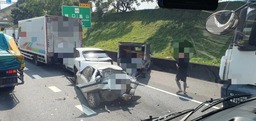 國1北向林口段多車嚴重事故！　「車尾全毀變形」傷亡不明