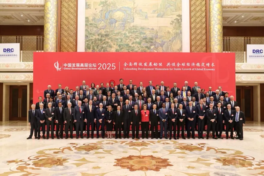 長和風波之際！李嘉誠次子赴京出席論壇　與陸總理同框