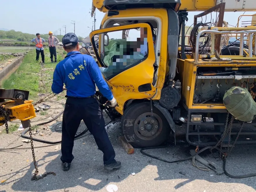 影/台電工程車遭砂石車撞爛「1死3傷」　千戶大停電