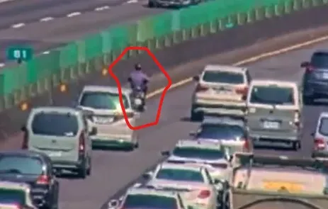 影/直擊！機車叔騎上國3「內車道」搖搖擺擺　還安全下關西