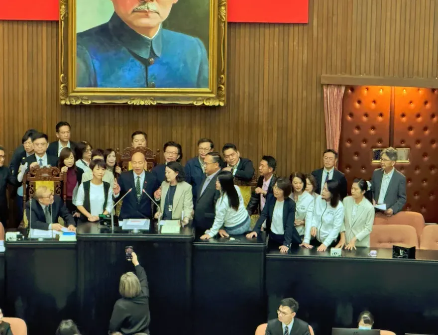 影/綠委佔領主席台！韓國瑜：不要對院長耳朵吼叫